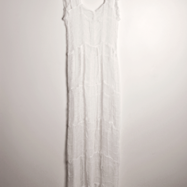 Vestido (Dress), 2005. Gauze and thread, around 160 x 50 cm. Single