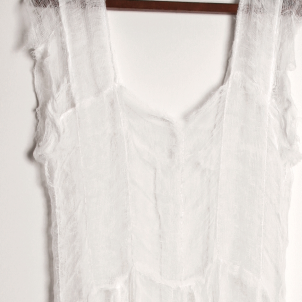 Vestido (Dress), 2005. Gauze and thread, around 160 x 50 cm. Single