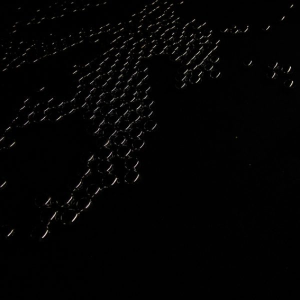 Sem Título (Propagação), 2014. Instalação. Aproximadamente 70 bolas baoding cromadas, por metro quadrado; carpete preto; sapato especial; luz de led