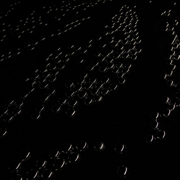Sem Título (Propagação), 2014. Instalação. Aproximadamente 70 bolas baoding cromadas, por metro quadrado; carpete preto; sapato especial; luz de led