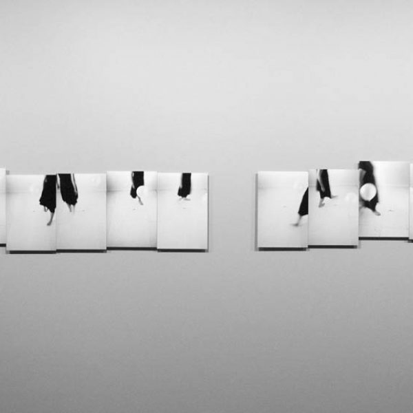 18th Bienal de Sydney: 'all our relations', 2012. Curadoria de Catherine de Zegher e Gerald McMaster. Série Diálogo (Balão e corpo), 2007. Ampliação fotográfica em papel de fibra. 37,5 × 24,5 cm cada. Políptico.